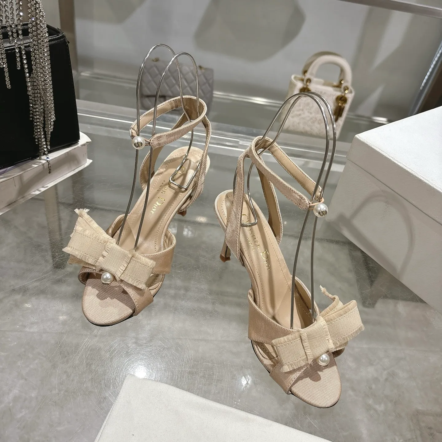 👟👟Ex-factory price 520👟👟 🎆Fringed webbing women's shoes Dior Dior 2024 spring and summer catwalk new Adiorble women's shoes CD star's same fashion tassel bow square head pearl letter logo hardware buckle high-heeled hollow sandals The top high-end version on the market Upper: original customized tassel grosgrain Lining: sheepskin lining foot pad Outsole: Italian leather outsole Heel height: 8.5cm Size: 34-41 (34.40.41. Customization is non-refundable)
